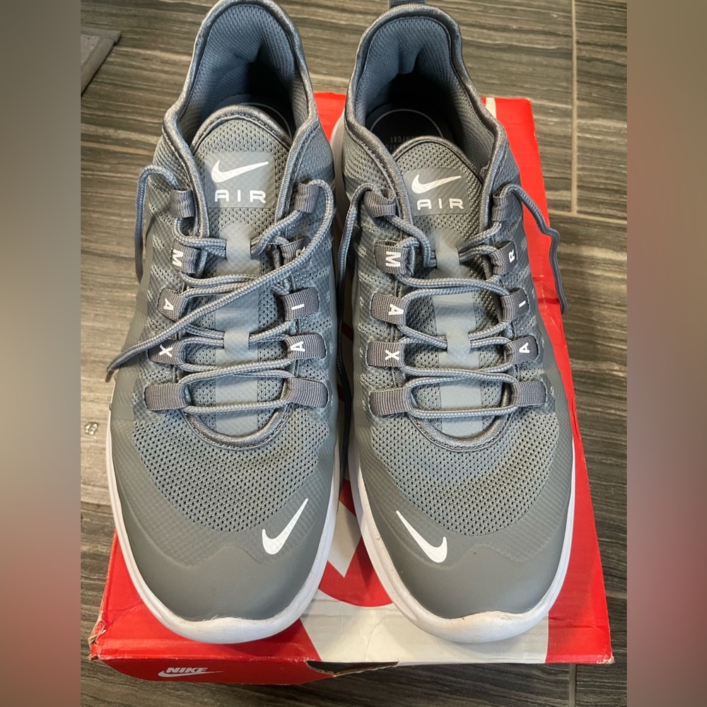 Nike Air Max Axis men’s shoes size 9 cool grey